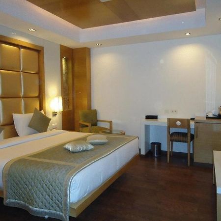Almondz Hotel Nuova Delhi Esterno foto